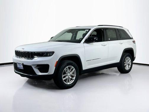Bright White Clearcoat 2023 Jeep Grand Cherokee Laredo