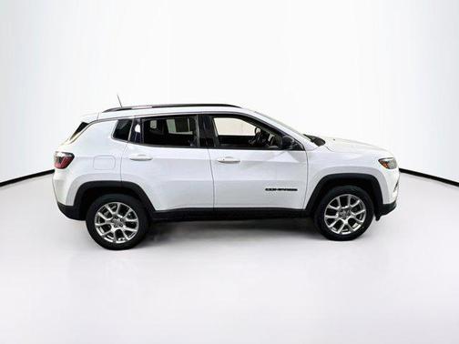 Bright White Clearcoat 2022 Jeep Compass Latitude Lux