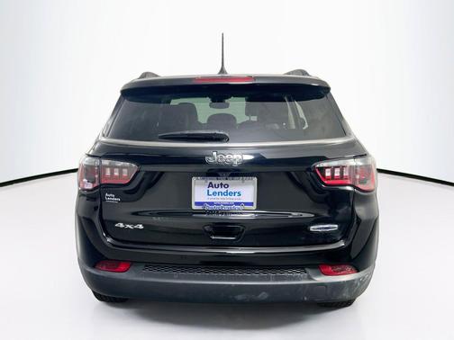 Diamond Black Crystal Pearlcoat 2022 Jeep Compass Latitude