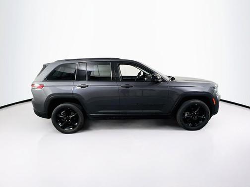 Baltic Gray Metallic Clearcoat 2023 Jeep Grand Cherokee Limited