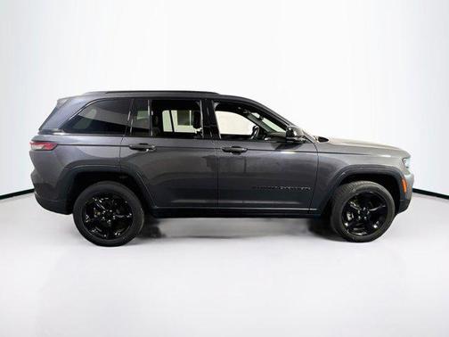 Baltic Gray Metallic Clearcoat 2023 Jeep Grand Cherokee Altitude