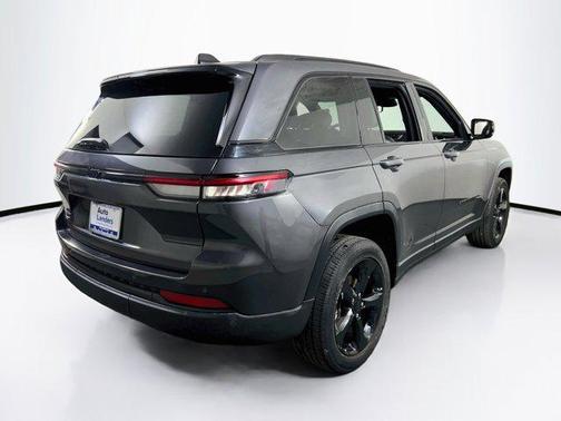 Baltic Gray Metallic Clearcoat 2023 Jeep Grand Cherokee Altitude
