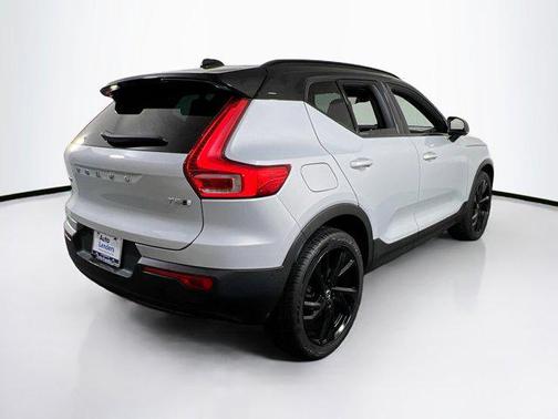 2022 Volvo XC40 T5 R-Design