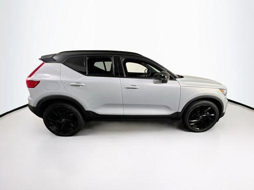 2022 Volvo XC40 T5 R-Design