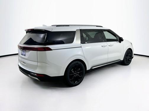 Snow White Pearl 2024 Kia Carnival SX