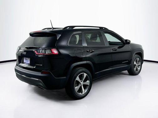 Diamond Black Crystal Pearlcoat 2022 Jeep Cherokee Limited