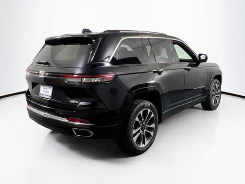 Diamond Black Crystal Pearlcoat 2022 Jeep Grand Cherokee Overland