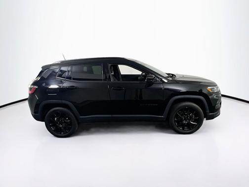 Diamond Black Crystal Pearlcoat 2022 Jeep Compass Latitude