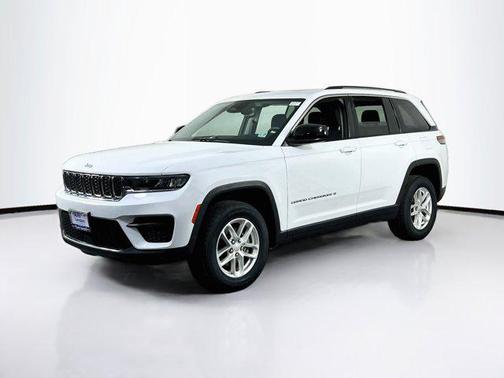 Bright White Clearcoat 2023 Jeep Grand Cherokee Laredo