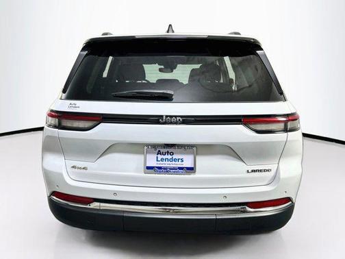 Bright White Clearcoat 2023 Jeep Grand Cherokee Laredo