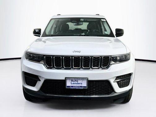 Bright White Clearcoat 2023 Jeep Grand Cherokee Laredo