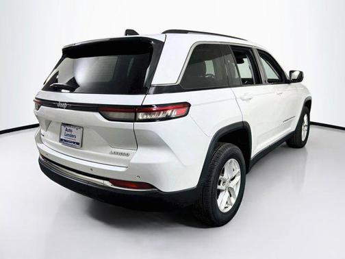 Bright White Clearcoat 2023 Jeep Grand Cherokee Laredo