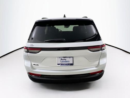Bright White Clearcoat 2023 Jeep Grand Cherokee Altitude