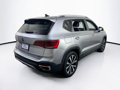 Platinum Gray Metallic 2022 Volkswagen Taos 1.5T SE