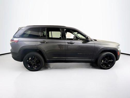 Baltic Gray Metallic Clearcoat 2023 Jeep Grand Cherokee Altitude