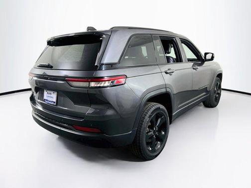 Baltic Gray Metallic Clearcoat 2023 Jeep Grand Cherokee Altitude