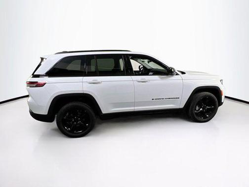 Bright White Clearcoat 2023 Jeep Grand Cherokee Limited