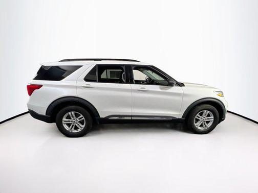 Star White Metallic Tri-Coat 2022 Ford Explorer XLT