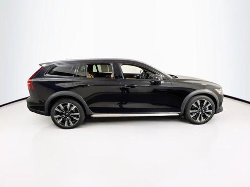 2022 Volvo V60 Cross Country T5