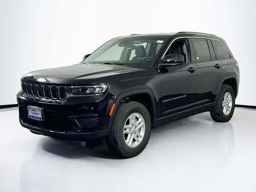 Diamond Black Crystal Pearlcoat 2023 Jeep Grand Cherokee Laredo