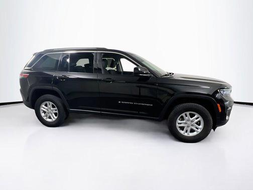 Diamond Black Crystal Pearlcoat 2023 Jeep Grand Cherokee Laredo