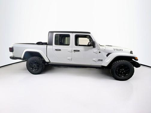 Bright White Clearcoat 2022 Jeep Gladiator Willys 4x4