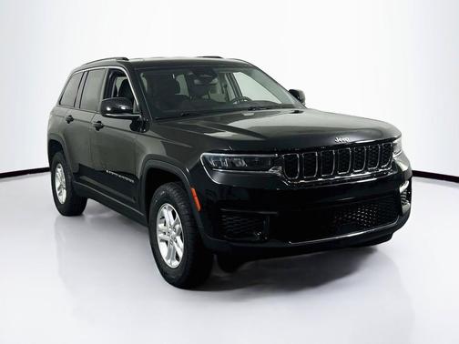 Diamond Black Crystal Pearlcoat 2023 Jeep Grand Cherokee Laredo