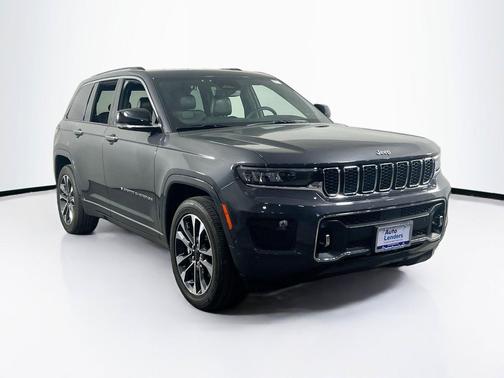 Baltic Gray Metallic Clearcoat 2023 Jeep Grand Cherokee Overland