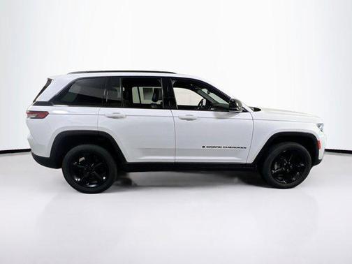 Bright White Clearcoat 2023 Jeep Grand Cherokee Altitude