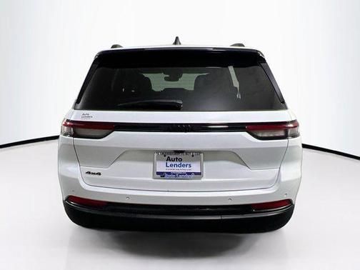Bright White Clearcoat 2023 Jeep Grand Cherokee Altitude