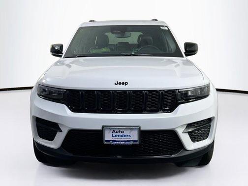 Bright White Clearcoat 2023 Jeep Grand Cherokee Altitude