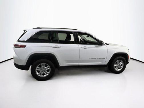 Bright White Clearcoat 2023 Jeep Grand Cherokee Laredo