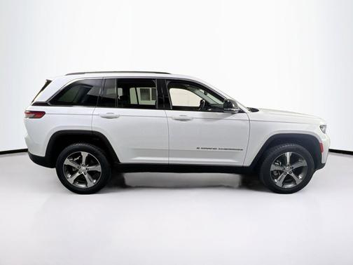 Bright White Clearcoat 2023 Jeep Grand Cherokee Limited