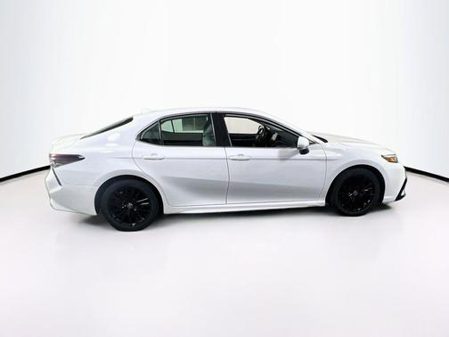 Ice Cap 2023 Toyota Camry SE