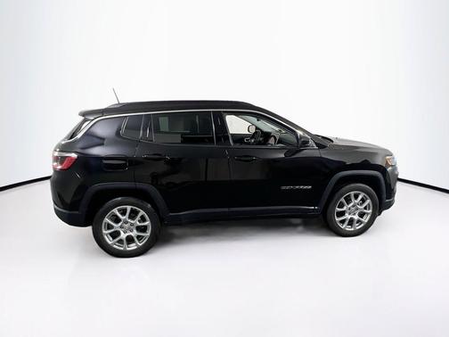 Diamond Black Crystal Pearlcoat 2022 Jeep Compass Latitude Lux