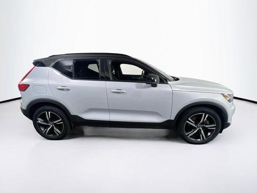 2022 Volvo XC40 T5 R-Design