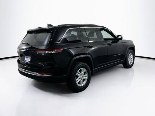 Diamond Black Crystal Pearlcoat 2023 Jeep Grand Cherokee Laredo
