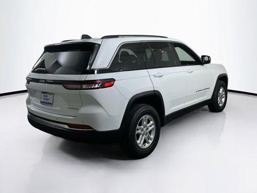 Bright White Clearcoat 2023 Jeep Grand Cherokee Laredo