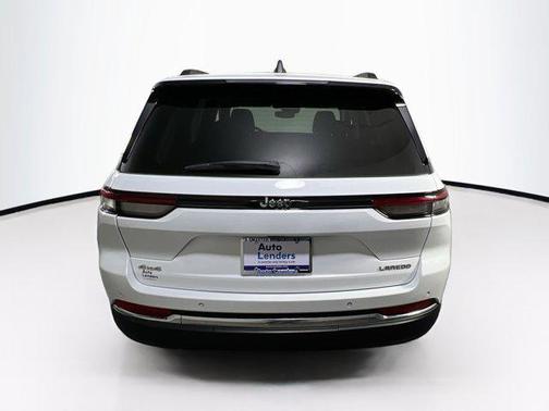 Bright White Clearcoat 2023 Jeep Grand Cherokee Laredo