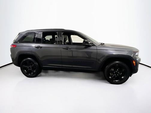Baltic Gray Metallic Clearcoat 2023 Jeep Grand Cherokee Altitude