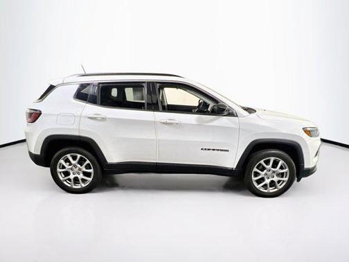 Bright White Clearcoat 2022 Jeep Compass Latitude Lux