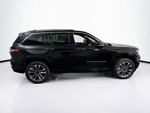 Diamond Black Crystal Pearlcoat 2022 Jeep Grand Cherokee Overland