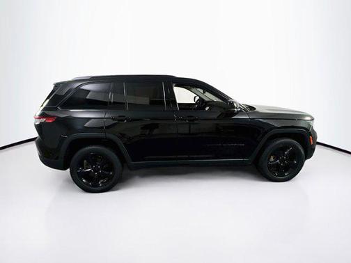 Diamond Black Crystal Pearlcoat 2023 Jeep Grand Cherokee Limited