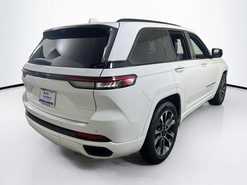 Bright White Clearcoat 2022 Jeep Grand Cherokee Overland