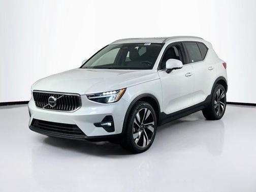 2023 Volvo XC40 B5 Plus Bright Theme