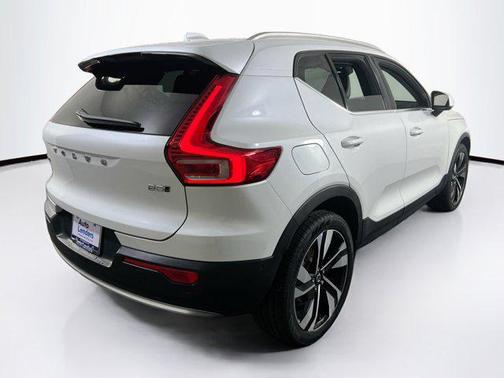 2023 Volvo XC40 B5 Plus Bright Theme