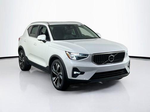 2023 Volvo XC40 B5 Plus Bright Theme
