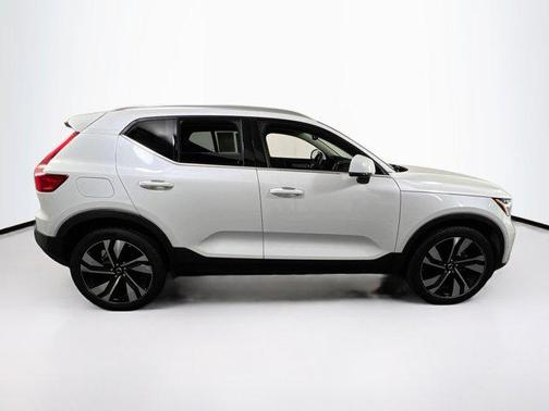 2023 Volvo XC40 B5 Plus Bright Theme