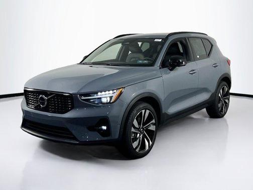 2023 Volvo XC40 B5 Ultimate Dark Theme