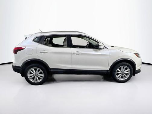 Pearl White Tricoat 2019 Nissan Rogue Sport SV